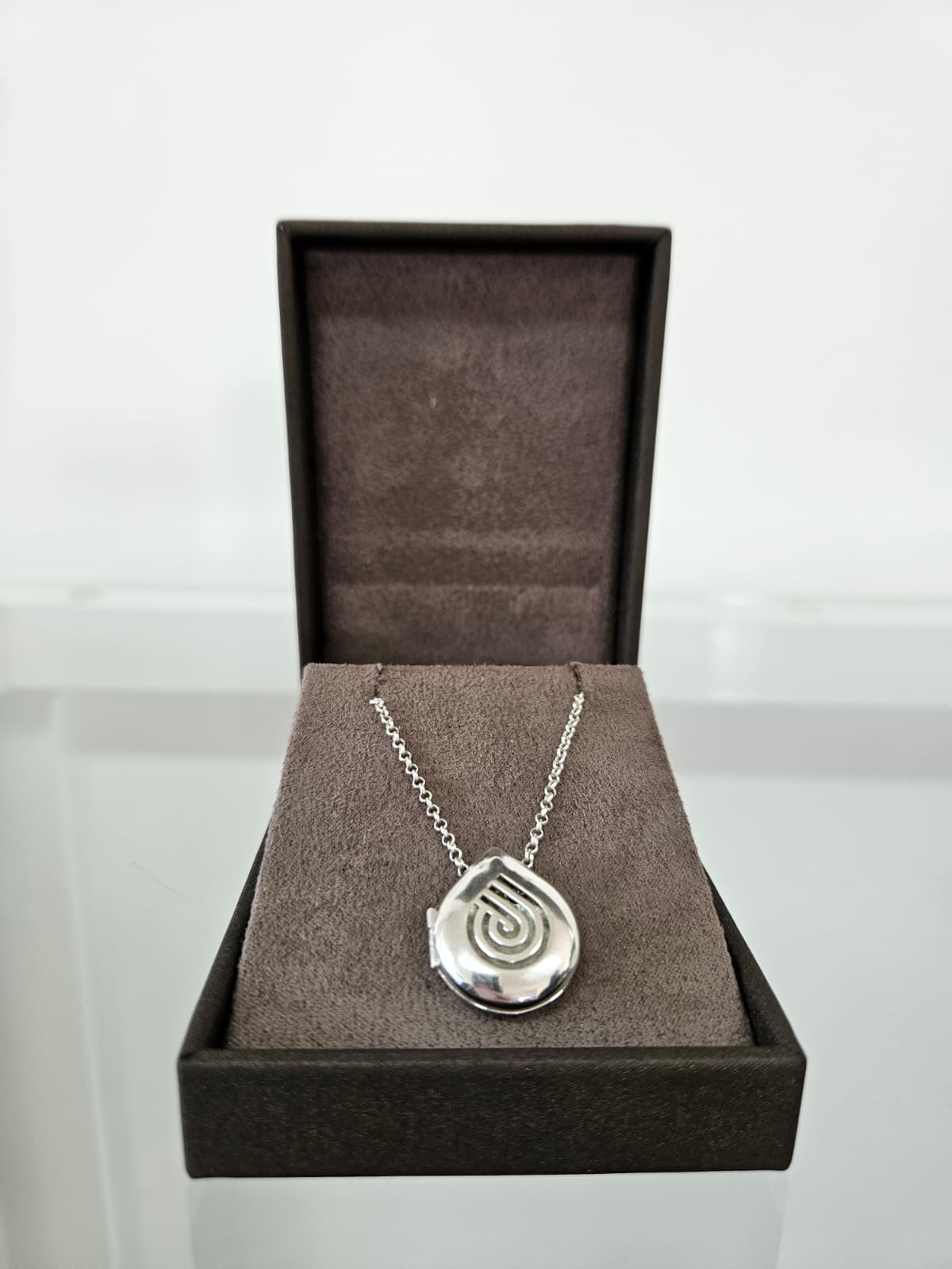 Leve a Aromaterapia com você: O guia para usar seu Colar Difusor Pessoal ao longo do dia